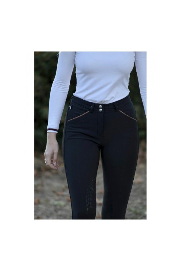 The Pénélope Pants with a slightly high waistline are very comfortable.